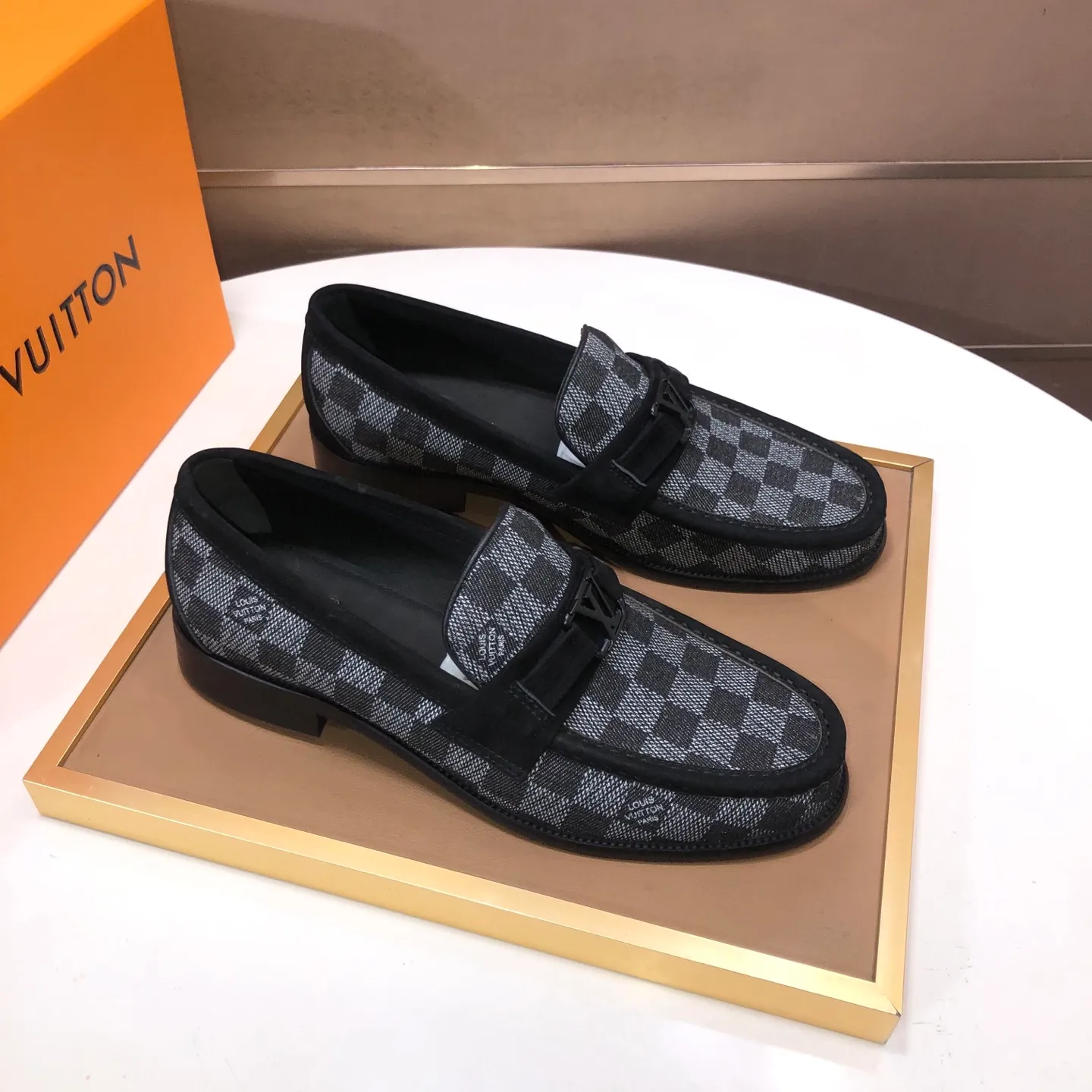 Men's men's shoes💰540💰[LV] (original single cowhide lining)🍀LV's latest genuine leather business suit shoes are available on the official website at the same time. The first-layer cowhide imported from Italy is made of heavy gold, and the official website has a 1:1 rubber outsole. Versatile to wear, high-end without losing class, and the color combination is extraordinary. This four-season style is alluring when worn on your feet, showing off your big-name flair. Standard code 38-45 (45 customized)